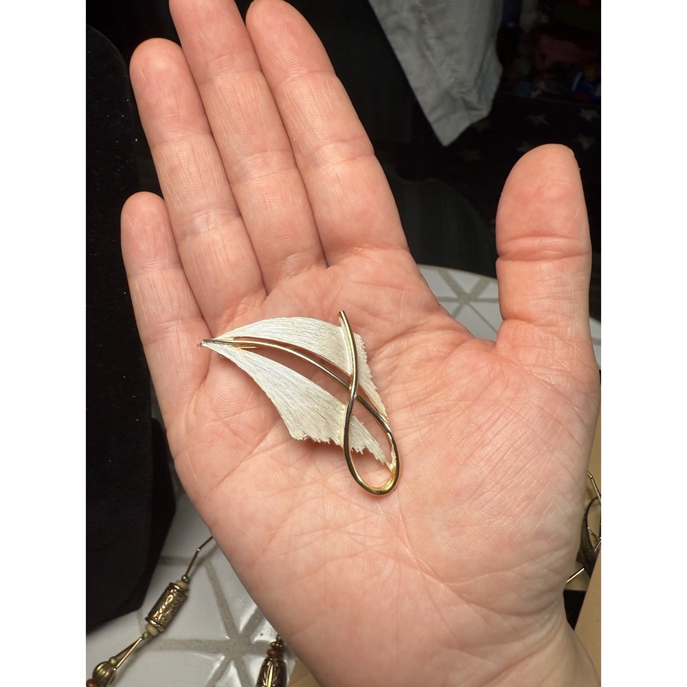 JJ Jonette Jewelry Gold Tone‎ Swirl White Wing Abstract Brooch Pin Vintage 1960s